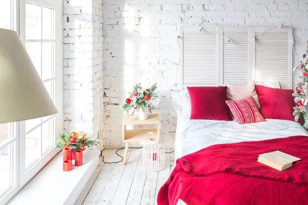 Ein Geräumiges Weißes Schlafzimmer Loft Stil Mit Geschmücktem Weihnachtsbaum Und — Stockfoto