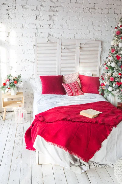 Ένα Ευρύχωρο Λευκό Φωτεινό Υπνοδωμάτιο Στυλ Loft Ένα Διακοσμημένο Χριστουγεννιάτικο — Φωτογραφία Αρχείου