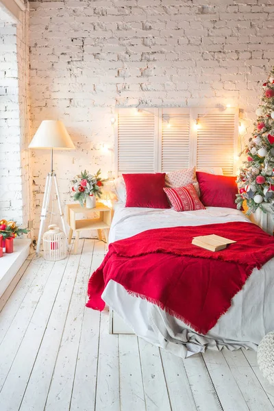 Egy Tágas Fehér Világos Hálószoba Tetőtéri Stílusban Díszített Karácsonyfával Koszorúval — Stock Fotó