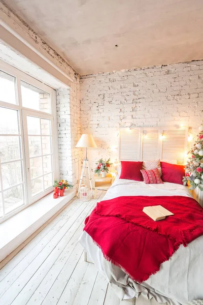Une Spacieuse Chambre Lumineuse Blanche Dans Style Loft Avec Arbre — Photo