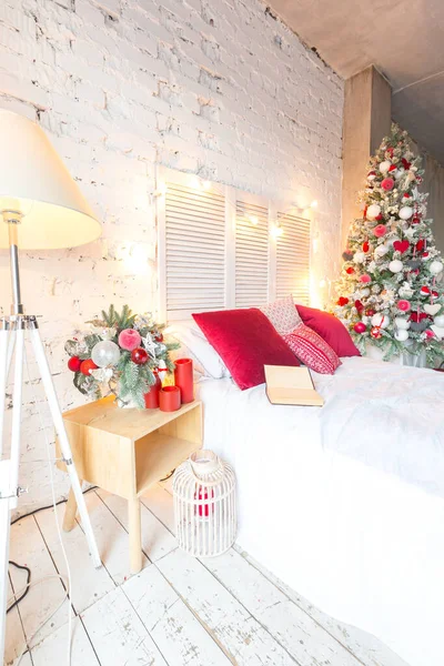 Amplio Dormitorio Luz Blanca Estilo Loft Con Árbol Navidad Decorado —  Fotos de Stock