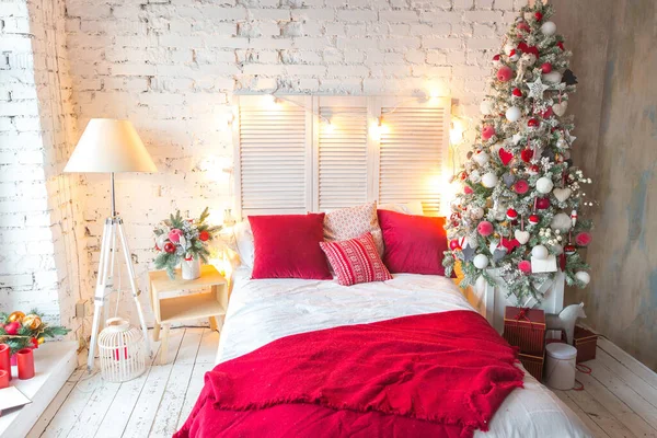 Amplio Dormitorio Luz Blanca Estilo Loft Con Árbol Navidad Decorado — Foto de Stock