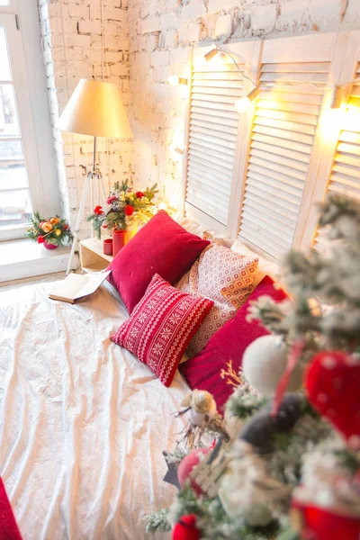 Amplio Dormitorio Luz Blanca Estilo Loft Con Árbol Navidad Decorado —  Fotos de Stock