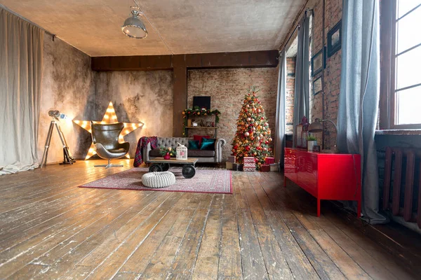 阁楼风格客厅里不同寻常的黑暗内部装饰着一棵圣诞树 — 图库照片