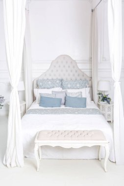 Parlak, şık iç mekan yatak odası ve geniş panoramik pencereli oturma odası. Güzel, zengin antika mobilyalar. Dört poster yatak, bir ayna ve bir kanepe..