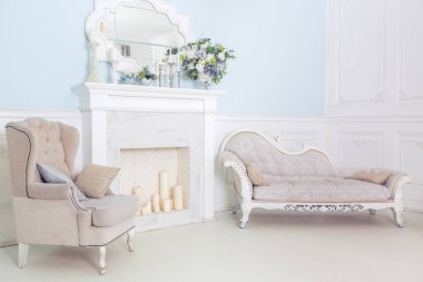 Parlak, şık iç mekan yatak odası ve geniş panoramik pencereli oturma odası. Güzel, zengin antika mobilyalar. Dört poster yatak, bir ayna ve bir kanepe..