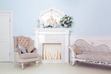 Parlak, şık iç mekan yatak odası ve geniş panoramik pencereli oturma odası. Güzel, zengin antika mobilyalar. Dört poster yatak, bir ayna ve bir kanepe..