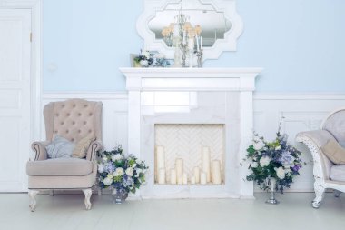 Parlak, şık iç mekan yatak odası ve geniş panoramik pencereli oturma odası. Güzel, zengin antika mobilyalar. Dört poster yatak, bir ayna ve bir kanepe..