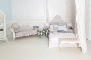 Parlak, şık iç mekan yatak odası ve geniş panoramik pencereli oturma odası. Güzel, zengin antika mobilyalar. Dört poster yatak, bir ayna ve bir kanepe..