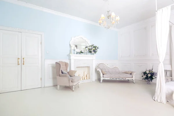 Luminoso Quarto Interior Elegante Limpo Sala Estar Com Uma Grande — Fotografia de Stock