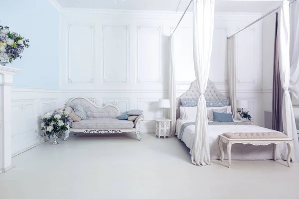 Jasne Czyste Stylowe Wnętrza Sypialni Salonu Dużym Oknem Panoramicznym Piękne — Zdjęcie stockowe