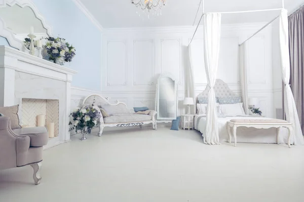 Jasne Czyste Stylowe Wnętrza Sypialni Salonu Dużym Oknem Panoramicznym Piękne — Zdjęcie stockowe