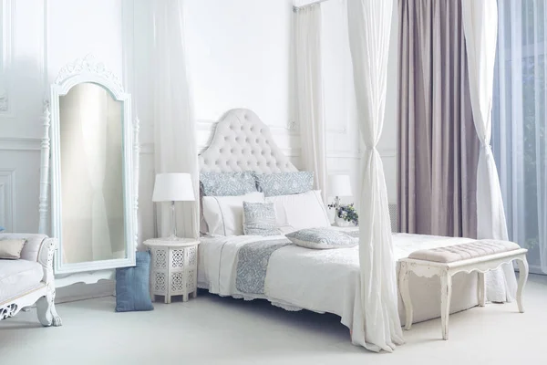 明るく清潔感のある室内ベッドルームと大きなパノラマ窓付きのリビングルーム 美しい豊かなアンティーク家具 4枚のポスターベッド鏡とソファ — ストック写真