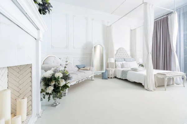 Светлая Чистая Стильная Спальня Гостиная Большим Панорамным Окном Красивая Богатая — стоковое фото