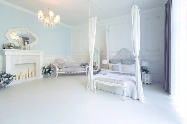 整洁的室内卧室和客厅 有一个大的全景窗户 漂亮的古董家具 一张四张床 一面镜子和一张沙发 — 图库照片