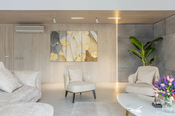 现代室内设计在工作室公寓的生活区采用温暖柔和的色彩 装饰内置照明和软米色家具 — 图库照片
