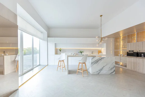Luxusní Interiérový Design Moderní Moderní Sněhobílé Kuchyně Minimalistickém Stylu Ostrůvkem — Stock fotografie