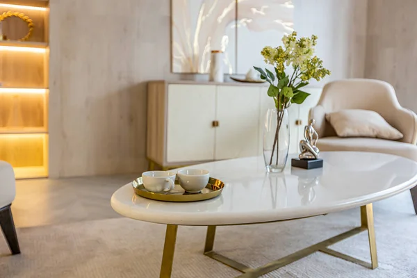 暖かい柔らかい色のスタジオアパートメントのリビングエリアのモダンなインテリアデザイン 装飾的な組み込みの照明や柔らかいベージュの家具 — ストック写真