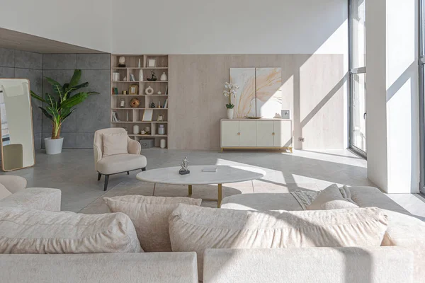 Moderní Design Interiéru Obývacího Pokoje Studio Apartmánu Teplých Měkkých Barvách — Stock fotografie