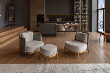 Büyük panoramik pencereleri ve muhteşem bir orman manzarası olan lüks bir kır evinin karanlık ve pahalı iç tasarımı.