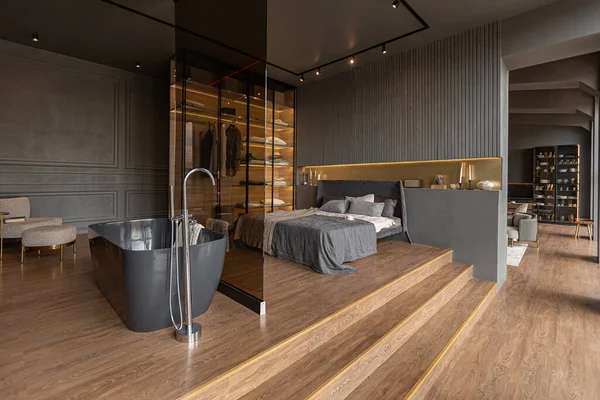 Ložnice Volně Stojící Vana Skleněnou Přepážkou Elegantním Drahém Interiéru Luxusního — Stock fotografie