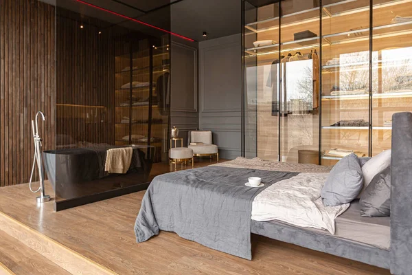 Ložnice Volně Stojící Vana Skleněnou Přepážkou Elegantním Drahém Interiéru Luxusního — Stock fotografie