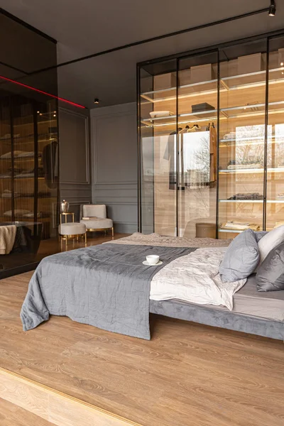 Dormitorio Baño Independiente Detrás Una Partición Vidrio Elegante Interior Caro — Foto de Stock