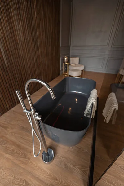 Υπνοδωμάτιο Και Ανεξάρτητο Μπάνιο Πίσω Από Ένα Γυάλινο Χώρισμα Ένα — Φωτογραφία Αρχείου