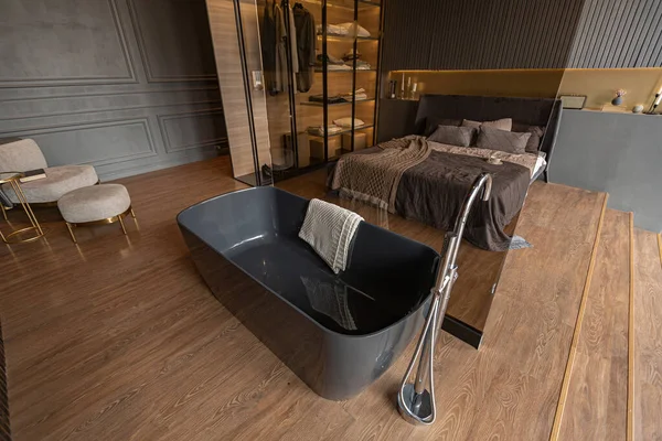 Yatak Odası Cam Bölmenin Arkasında Özgür Bir Banyo Lüks Bir — Stok fotoğraf