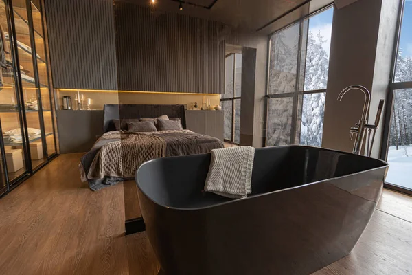 Quarto Uma Banheira Livre Elegante Interior Caro Uma Luxuosa Casa — Fotografia de Stock