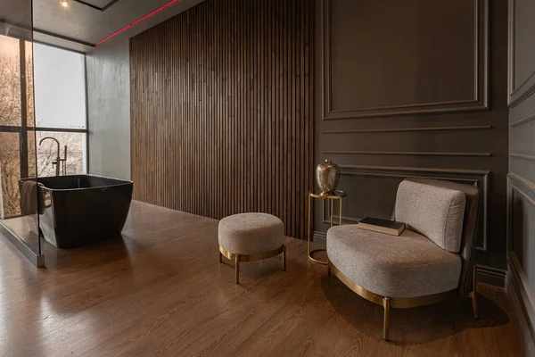 Ložnice Volně Stojící Vana Elegantním Drahém Interiéru Luxusního Venkovského Domu — Stock fotografie