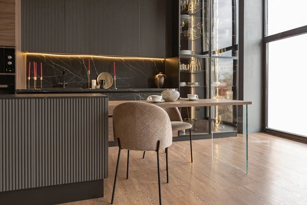 Küchenbereich Einem Schicken Teuren Interieur Eines Luxus Hauses Mit Dunkelschwarzem — Stockfoto