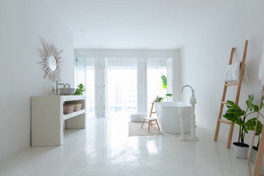 Modern banyo, yeşil bitkiler ve ahşap elementlerle donatılmış ekstra beyaz ve çok hafif minimalist zarif bir banyo.
