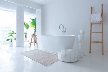 Modern banyo, yeşil bitkiler ve ahşap elementlerle donatılmış ekstra beyaz ve çok hafif minimalist zarif bir banyo.