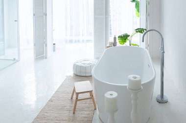 Modern banyo, yeşil bitkiler ve ahşap elementlerle donatılmış ekstra beyaz ve çok hafif minimalist zarif bir banyo.
