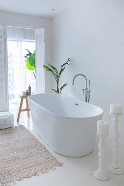 Modern banyo, yeşil bitkiler ve ahşap elementlerle donatılmış ekstra beyaz ve çok hafif minimalist zarif bir banyo.