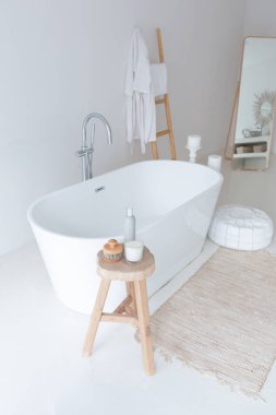Modern banyo, yeşil bitkiler ve ahşap elementlerle donatılmış ekstra beyaz ve çok hafif minimalist zarif bir banyo.