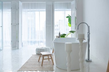 Modern banyo, yeşil bitkiler ve ahşap elementlerle donatılmış ekstra beyaz ve çok hafif minimalist zarif bir banyo.