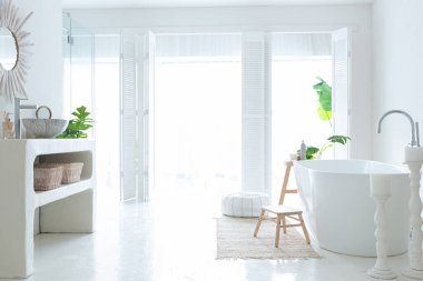 Modern banyo, yeşil bitkiler ve ahşap elementlerle donatılmış ekstra beyaz ve çok hafif minimalist zarif bir banyo.