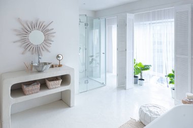 Modern banyo, yeşil bitkiler ve ahşap elementlerle donatılmış ekstra beyaz ve çok hafif minimalist zarif bir banyo.