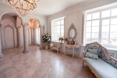 Barok tarzında, oturma odasının ışıltılı iç kısmı eski moda mobilyaları, sütunları, duvarlarında sıva olan kraliyet kalesi gibi.