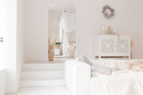 Acogedor Interior Luminoso Apartamento Estilo Balinés Con Paredes Blancas Silla —  Fotos de Stock