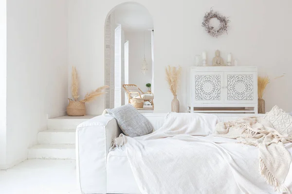Interior Acolhedor Apartamento Estilo Balinês Brilhante Com Paredes Brancas Cadeira — Fotografia de Stock