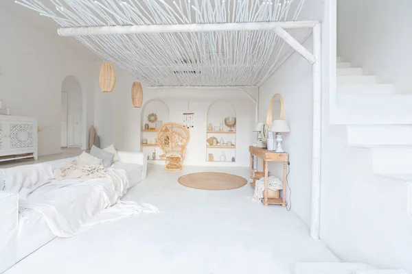 有白色墙壁 白色大沙发和装饰的明亮的巴厘式公寓舒适的内部 — 图库照片