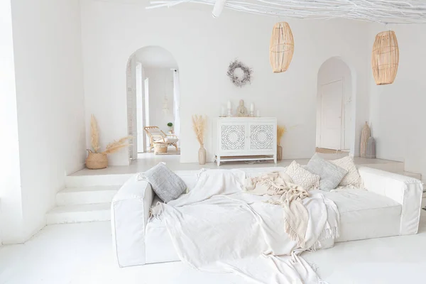 白い壁 竹の椅子 大きな白いソファと装飾の明るいバリスタイルのアパートの居心地の良いインテリア — ストック写真