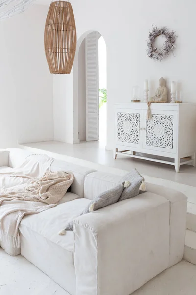 有白色墙壁 白色大沙发和装饰的明亮的巴厘式公寓舒适的内部 — 图库照片