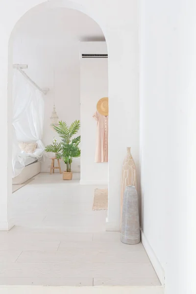 Mysig Interiör Ljus Lägenhet Balinesisk Stil Med Vita Väggar Bambu — Stockfoto