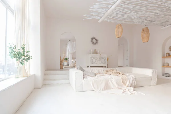 Gemütliches Interieur Einer Hellen Wohnung Balinesischen Stil Mit Weißen Wänden — Stockfoto