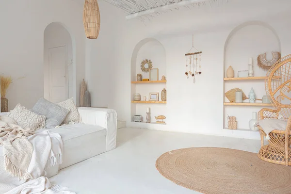Άνετο Εσωτερικό Ενός Φωτεινό Μπαλί Style Διαμέρισμα Λευκούς Τοίχους Καρέκλα — Φωτογραφία Αρχείου