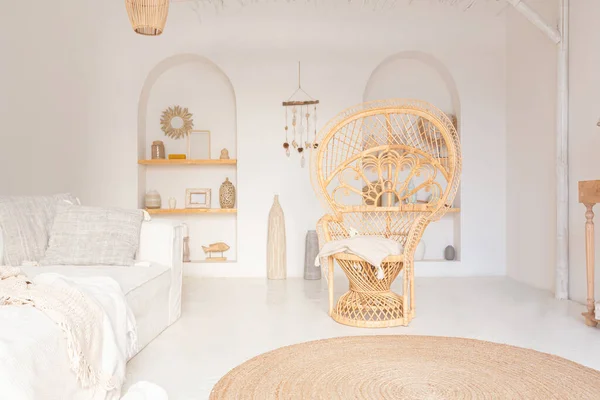 白い壁 竹の椅子 大きな白いソファと装飾の明るいバリスタイルのアパートの居心地の良いインテリア — ストック写真